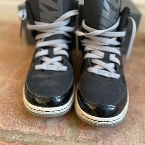 Nike court invaders size 6y